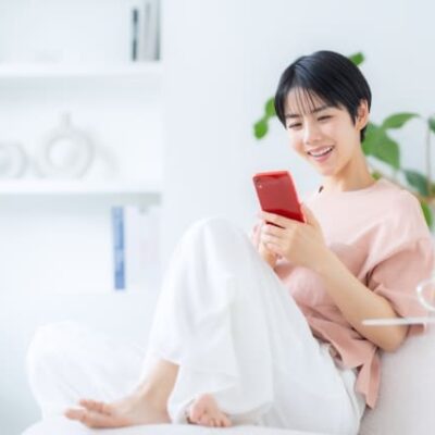 スマホを見る女性