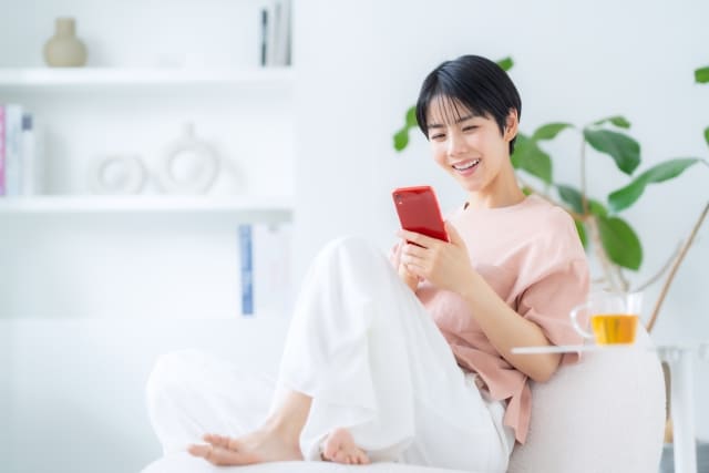 スマホを見る女性