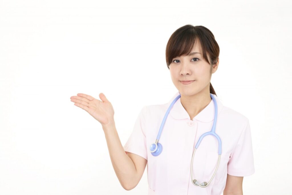 案内する看護師