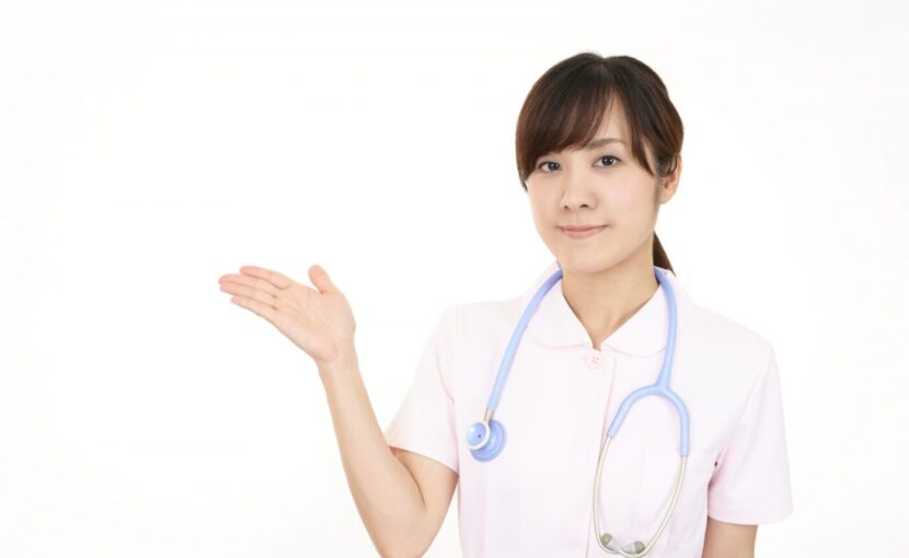 案内する看護師